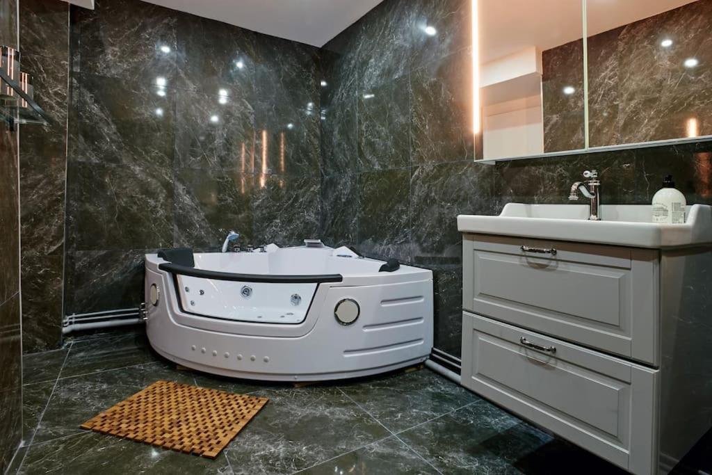 Versailles Jacuzzi - Sauna - Rdc 2 Eksteriør billede